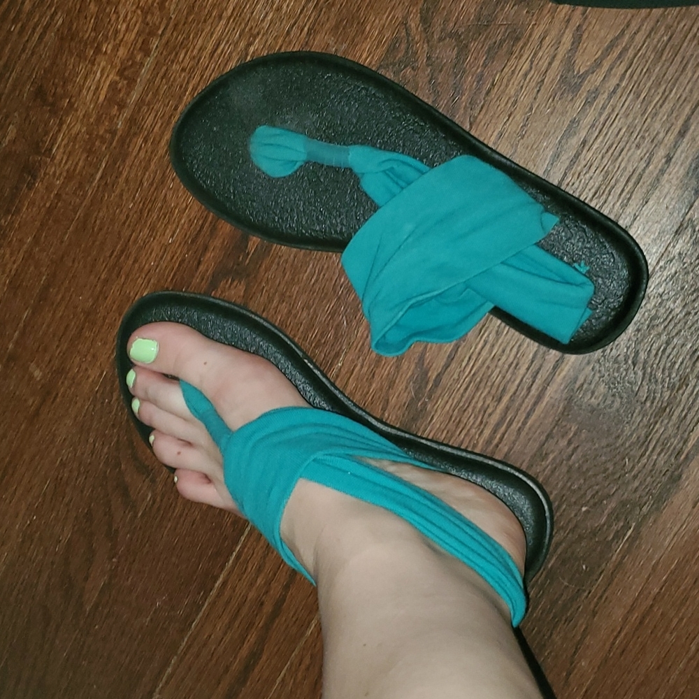 Sanuk yoga mat sandals- women's size 7